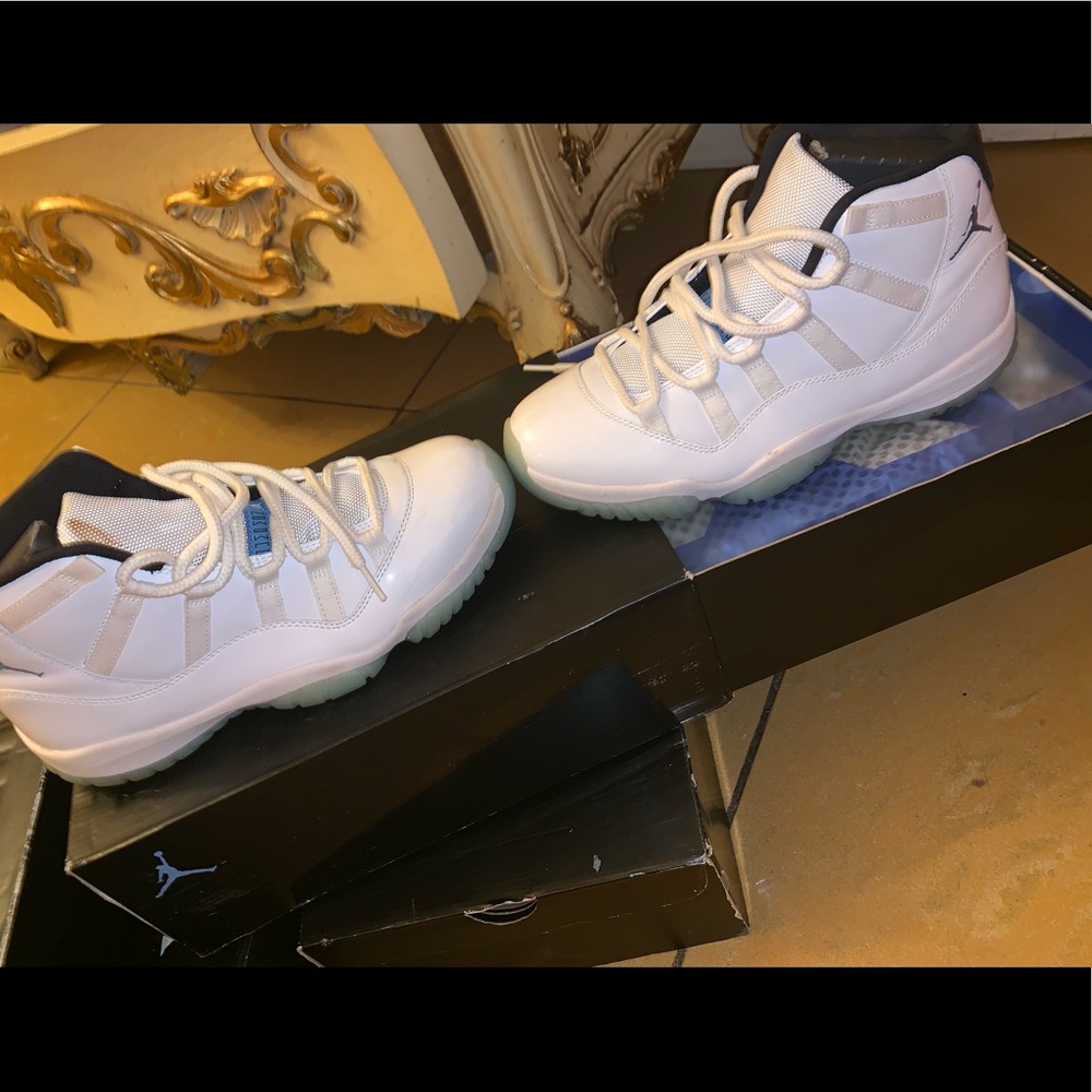 Legend Blue 11s . size 8 in men